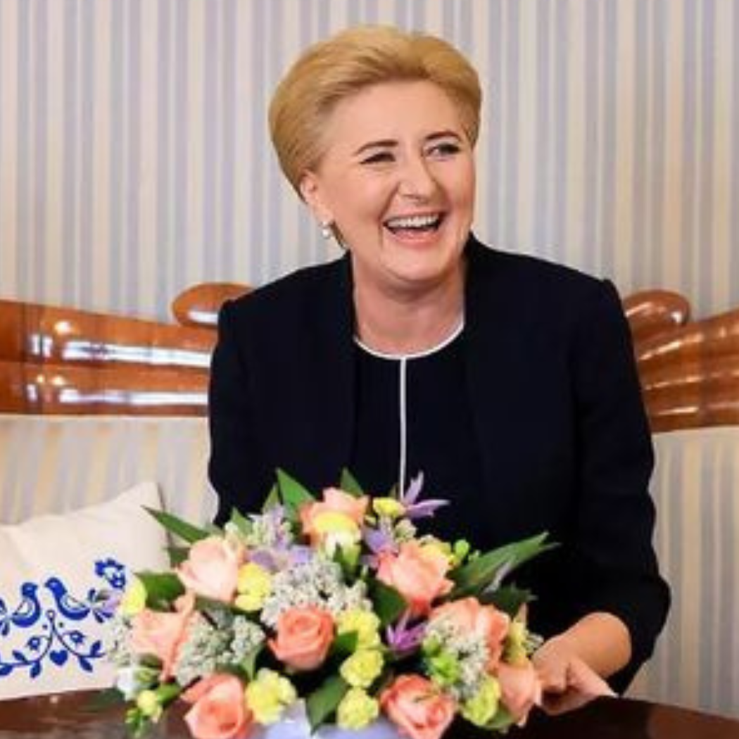 Nie musi się specjalnie stroić. Pierwsza dama wygląda elegancko nawet w „zwykłej” sukience. To hit dla 50-latek